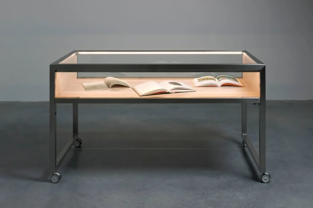 Vista frontal de vitrina puente horizontal con vidrio de seguridad para museos