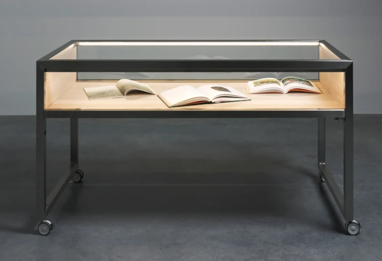 Sistema de cierre de seguridad en vitrina puente horizontal en acero para espacios públicos