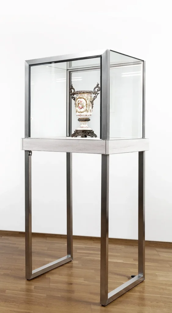 vitrina expositora vertical para documentos y piezas historicas